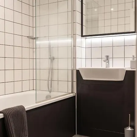 Chrome Homes - New 1 Bed Centre Wi-fi/smarttv Apartment