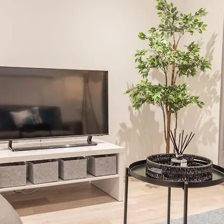Chrome Homes - New 1 Bed Centre Wi-fi/smarttv Apartment